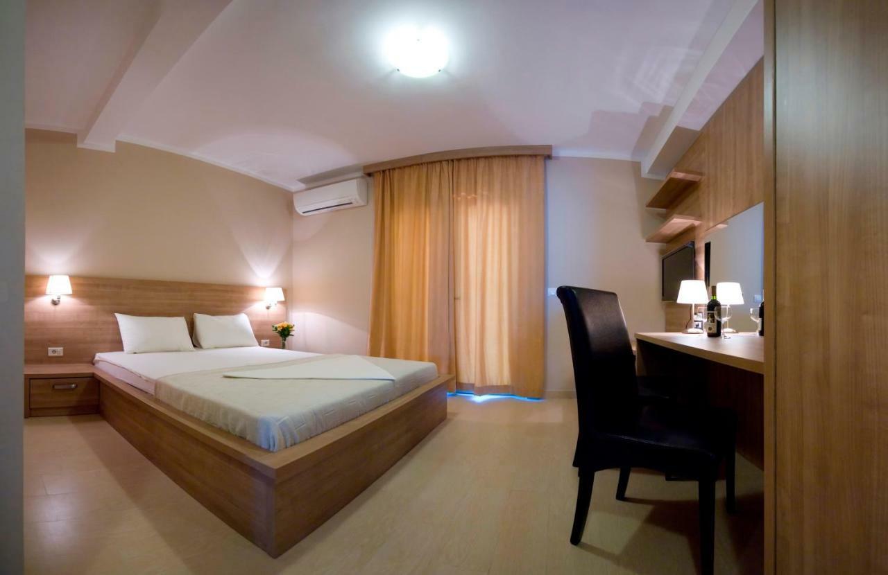 Vila V Lux Apartments Petrovac na moru Exterior foto