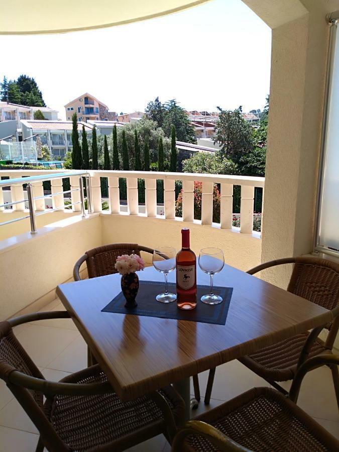 Vila V Lux Apartments Petrovac na moru Exterior foto
