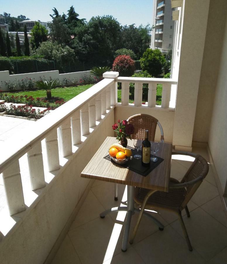 Vila V Lux Apartments Petrovac na moru Exterior foto