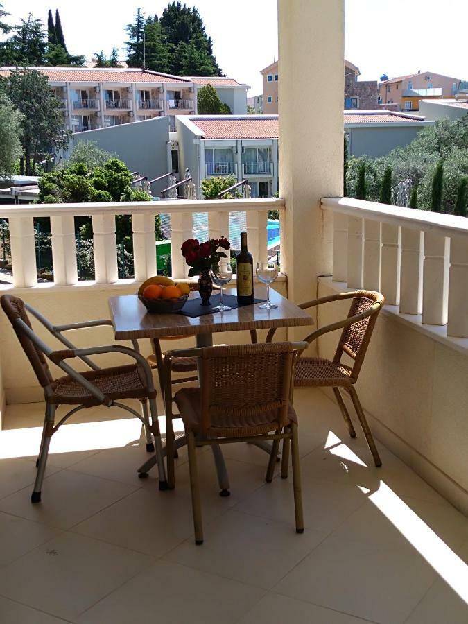 Vila V Lux Apartments Petrovac na moru Exterior foto